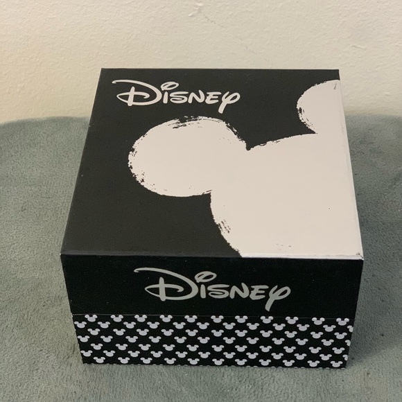 Disney Minnie Womens rose-gold Tone Bracelet Watch -NEW - Picture 8 of 13